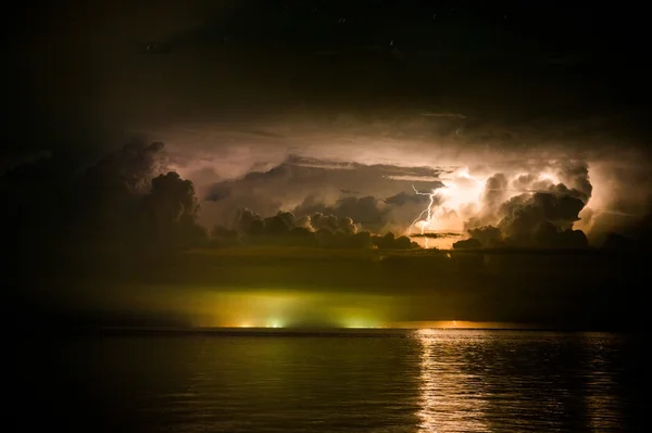 Lightning bolts over the sea — Stock Photo, Image
