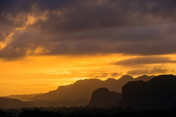 Vista pacífica do vale de Vinales ao nascer do sol . — Fotografia de Stock