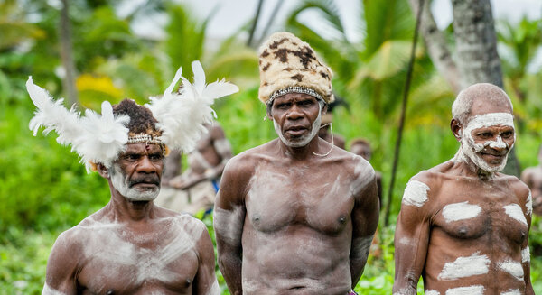 Асматы с традиционной картиной на лице
