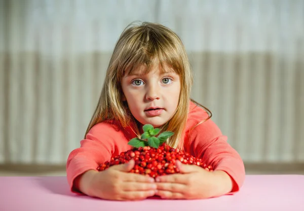 Little girl with wild strawberries, — Stockfoto