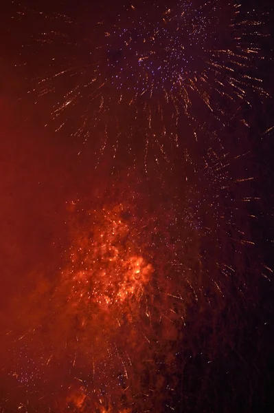 Tűzijáték kigyullad az ég — Stock Fotó