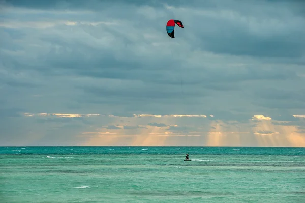 Kitesurfen vor dem Hintergrund des Sonnenuntergangs — Stockfoto