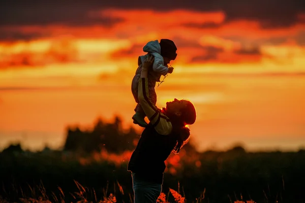 Retrato de mãe feliz com bebê — Fotografia de Stock