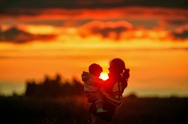 Retrato de mãe feliz com bebê — Fotografia de Stock