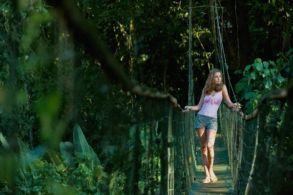 La ragazza sul ponte pendente in legno . — Foto Stock