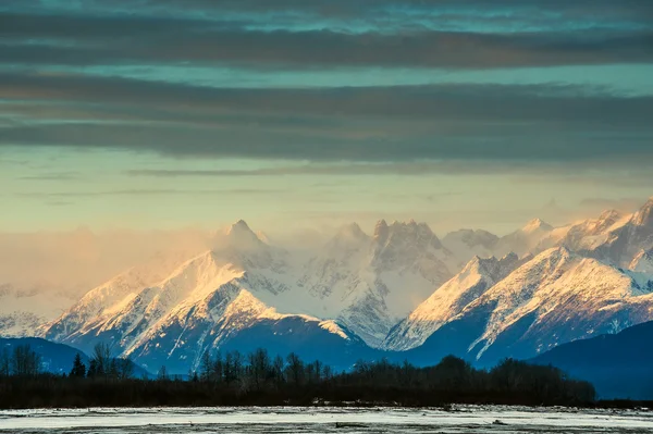 Rio Chilkat e Montanhas — Fotografia de Stock