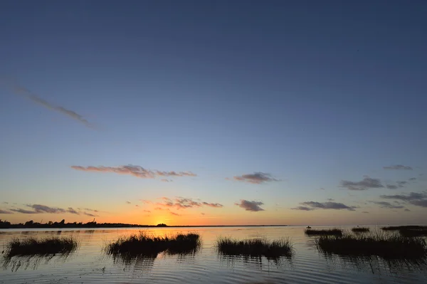 Calma al atardecer en el lago — Foto de Stock