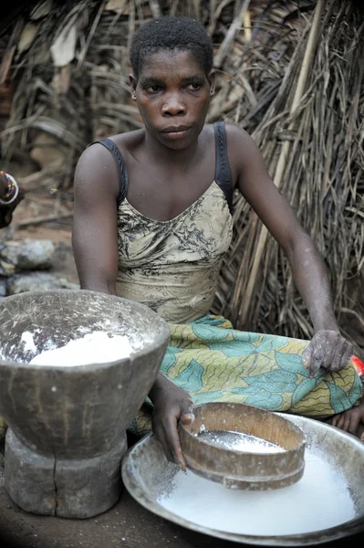 Baka femme cuisine de la nourriture — Photo