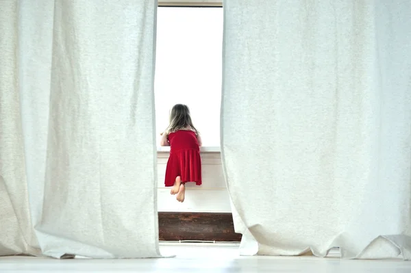 창턱에 앉아 어린 소녀 — 스톡 사진