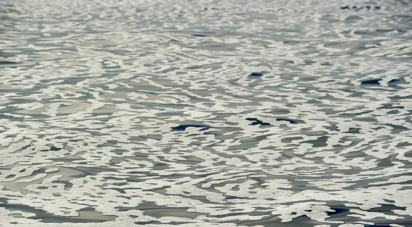 Witte schuim op een stilstaande Oceaan — Stockfoto