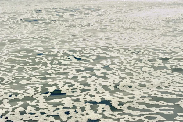 Mousse blanche sur un océan calme — Photo