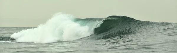 Kraftfull havets vågor bryta. — Stockfoto