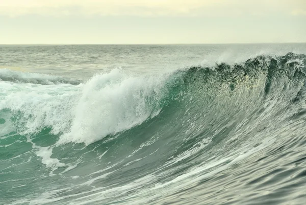 Potenti onde oceaniche che si rompono . — Foto Stock