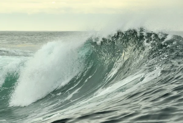 Ondas oceânicas poderosas quebrando . — Fotografia de Stock