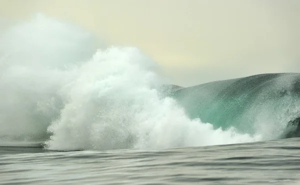 Ondas oceânicas poderosas quebrando . — Fotografia de Stock