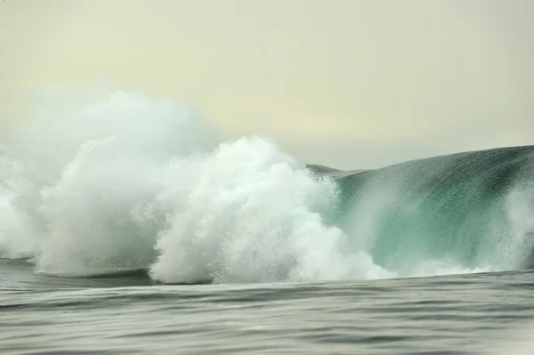 Ondas oceânicas poderosas quebrando . — Fotografia de Stock