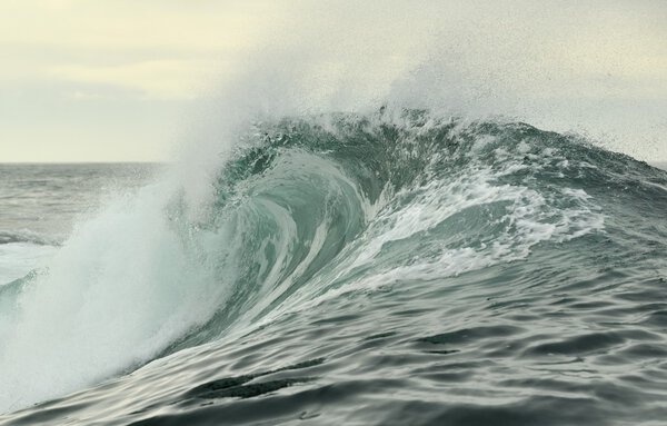 мощные океанские волны
.