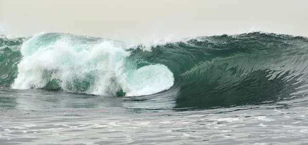 Ondas oceânicas poderosas quebrando . — Fotografia de Stock