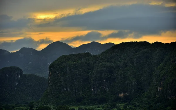 Vreedzame uitzicht op Viñales vallei bij zonsopgang — Stockfoto