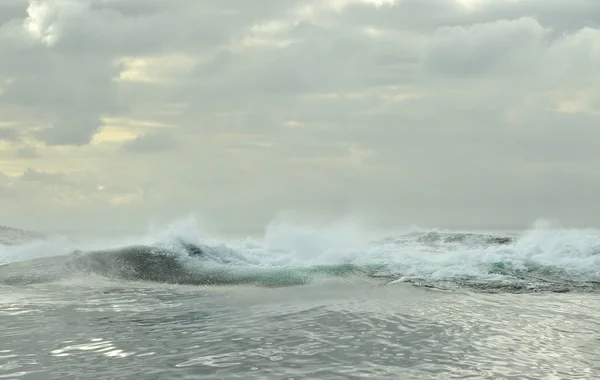 Ondas oceânicas poderosas quebrando . — Fotografia de Stock