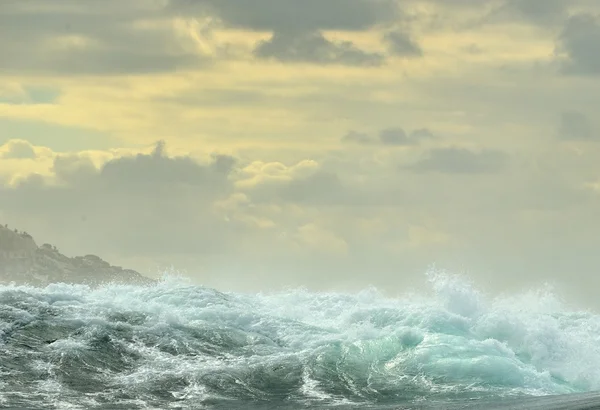 Ondas oceânicas poderosas quebrando — Fotografia de Stock