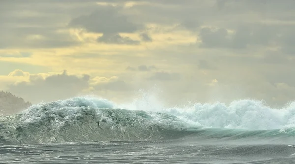 Ondas oceânicas poderosas quebrando . — Fotografia de Stock