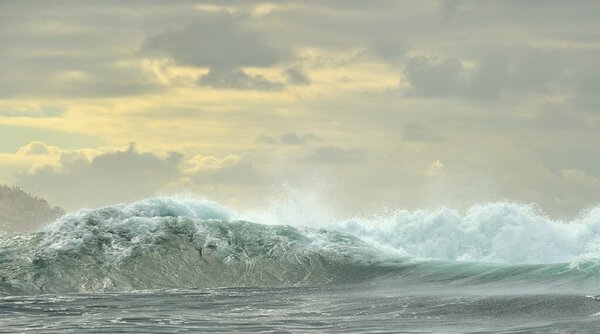 мощные океанские волны
.