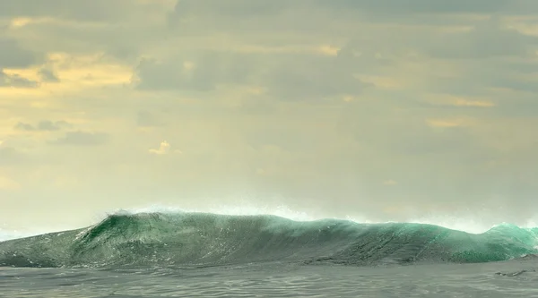 Ondas oceânicas poderosas quebrando . — Fotografia de Stock