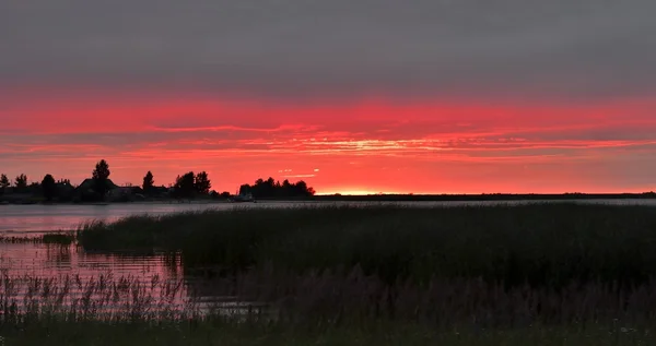 Sommersonnenuntergang über dem Fluss. — Stockfoto