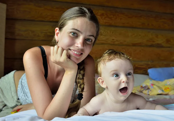 Madre y bebé sonriendo y abrazándose — Foto de Stock