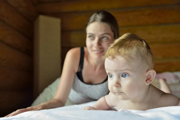 Madre y bebé sonriendo y abrazándose — Foto de Stock