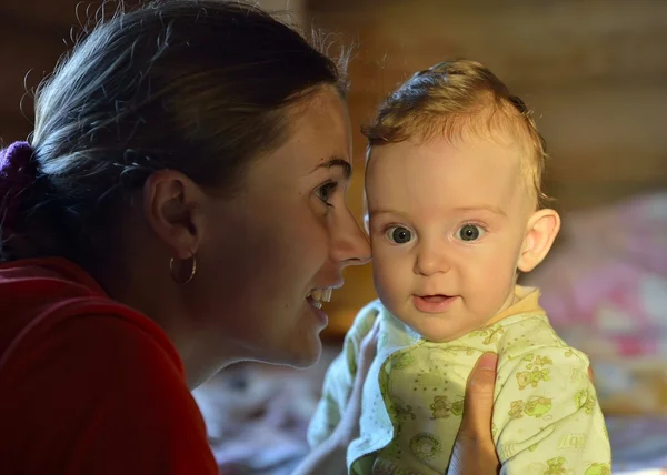 Madre y bebé sonriendo y abrazándose — Foto de Stock