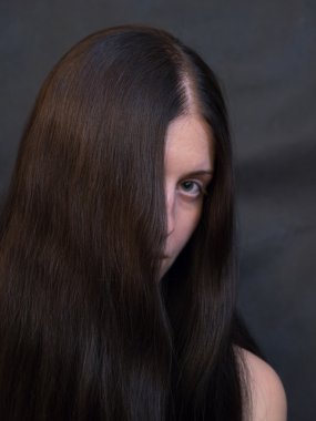 koyu saçlı genç kadın 