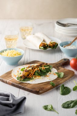 Tandır tavuk sarma ile cacık 