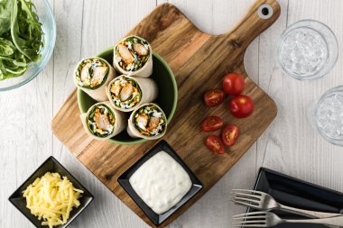 Tandır tavuk sarma ile cacık 