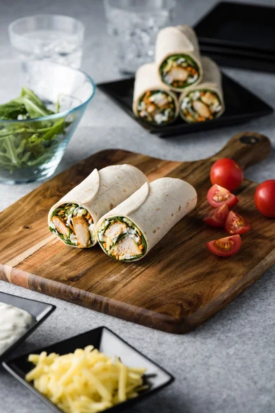 Wrap κοτόπουλο tandoori με τζατζίκι — Φωτογραφία Αρχείου