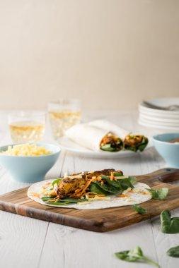 Tandır tavuk sarma ile cacık 