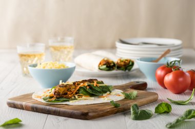 Tandır tavuk sarma ile cacık 