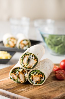 Tandır tavuk sarma ile cacık 