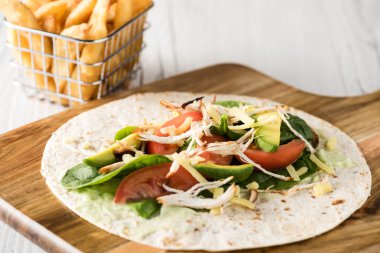 rendelenmiş mangalda tavuk sarar havuç, peynir, avokado ile bir