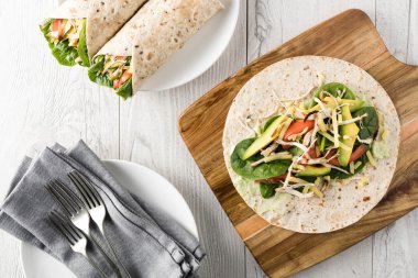 rendelenmiş mangalda tavuk sarar havuç, peynir, avokado ile bir