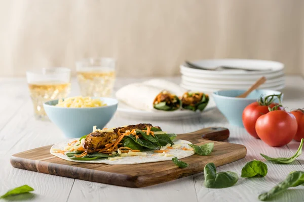 Tandır tavuk sarma ile cacık 