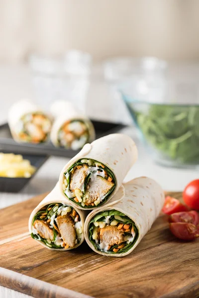 Tandır tavuk sarma ile cacık 