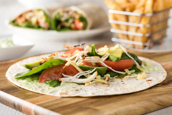 Gegrillte Hühnerwickel mit Karotten, Käse, Avocado und — Stockfoto