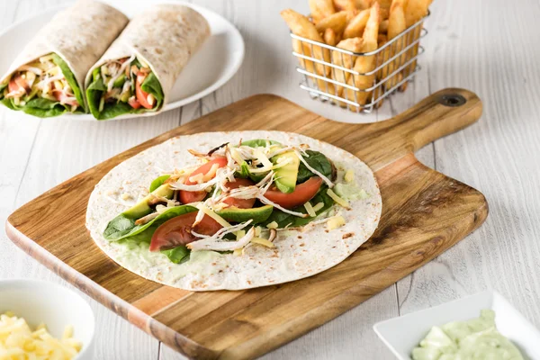 Gegrillte Hühnerwickel mit Karotten, Käse, Avocado und — Stockfoto