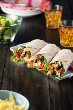 Barbekü tavuk taze salata tortilla ile tamamladı 