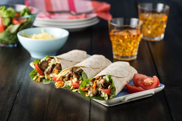 Pollo barbacoa con envolturas de tortilla de ensalada fresca —  Fotos de Stock