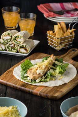 Ekmekli Tavuk burrito Wrap ile taze marul peynir 