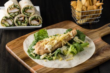 Ekmekli Tavuk burrito Wrap ile taze marul peynir 