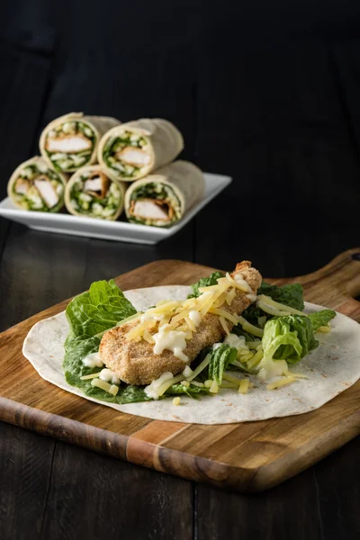 Rántott csirke burrito Wrap friss saláta sajttal — Stock Fotó